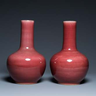 Paire de vases de forme bouteille en porcelaine de Chine à émail dite 'fleur de pêcher', 19ème