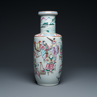 Vase de forme rouleau en porcelaine de Chine famille rose, 19ème