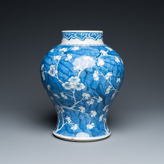 Vase en porcelaine de Chine en bleu et blanc à décor de fleurs de prunus, Kangxi