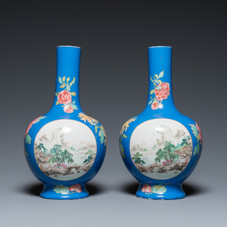 Een paar flesvormige Chinese famille rose vazen met blauwe fondkleur, He Xuren 何許人 merk, 20e eeuw
