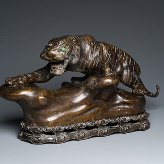 Grand tigre en bronze sur socle en bois sculpté, Vietnam, 19/20ème