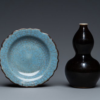 Een Chinese kalebasvaas met zwart glazuur en een schoteltje met blauw craquelé glazuur, Qing