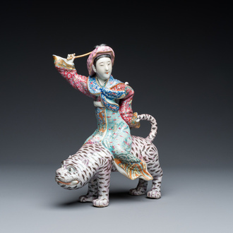 Groupe en porcelaine de Chine famille rose à décor d'un tigre et son cavalier, 19/20ème