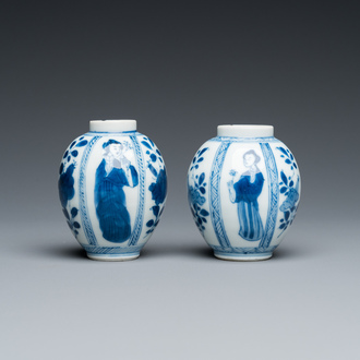 Paire de petits vases en porcelaine de Chine en bleu et blanc, Kangxi