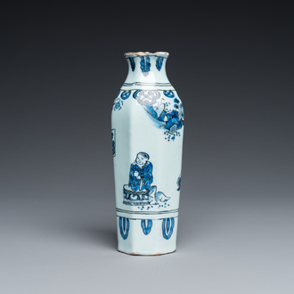 Vase de forme octagonale à décor chinois en faïence de Delft en bleu et blanc, 17ème