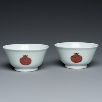 Paire de bols en porcelaine de Chine à décor de fruits en rouge de cuivre, marque et peut-être époque de Yongzheng