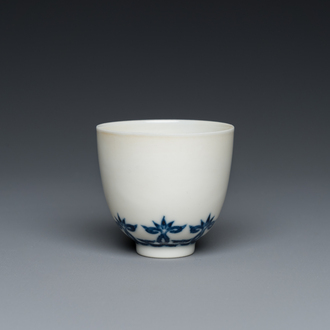 Een Chinese blauw-witte beker met floraal decor, Kangxi merk, 19/20e eeuw