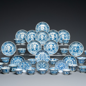 23 tasses et 17 soucoupes en porcelaine de Chine en bleu et blanc, 19ème