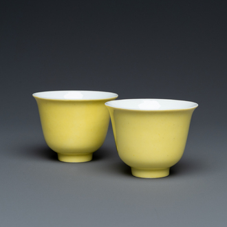 Paire de tasses à vin en porcelaine de Chine en jaune monochrome, marque de Guangxu, 20ème