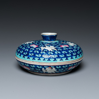 Boîte couverte à épices en porcelaine de Chine famille rose à fond bleu pour le marché Straits ou Peranakan, 19ème