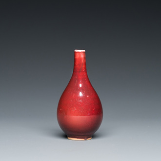 Petit vase de forme bouteille en porcelaine de Chine à émail sang de boeuf, marque de Xuande, Qing
