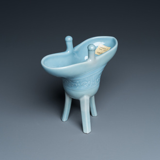 Vase à vin rituel de type 'jue' en porcelaine de Chine en bleu de lavande monochrome, marque et peut-être époque de Qianlong