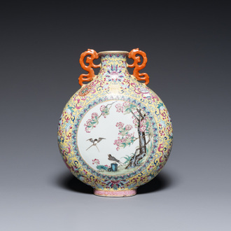 Vase de type 'bianhu' en porcelaine de Chine famille rose, marque de Jiaqing, République