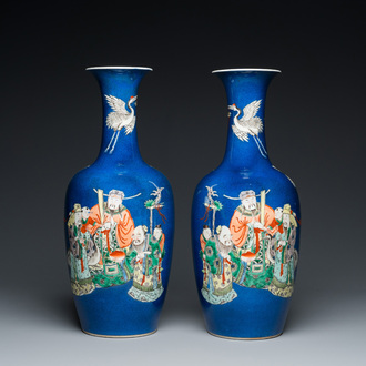 Paire de vases en porcelaine de Chine famille verte à fond bleu poudré, 19ème