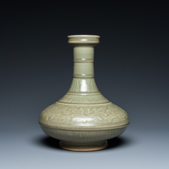 Vase de forme bouteille en porcelaine de Chine céladon monochrome à décor incisé, probablement Qianlong