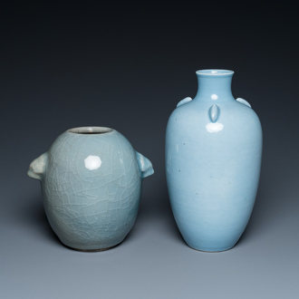 Deux vases en porcelaine de Chine en bleu monochrome, un à marque de Yongzheng, 19/20ème