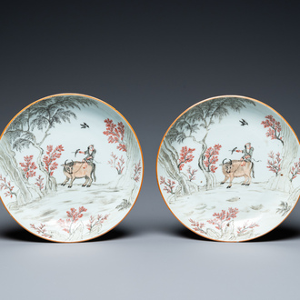 Paire d'assiettes en porcelaine de Chine en grisaille et rouge de fer à décor d'un garçon sur un buffle, Qianlong