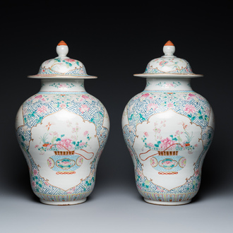Paire de vases couverts en porcelaine de Chine famille rose, marque de Qianlong, 19ème