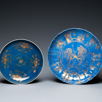 Twee Chinese monochrome blauwe borden met verguld decor, Kangxi