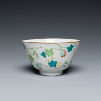 Bol en porcelaine de Chine famille rose à décor de poires de baumier, marque et époque de Guangxu