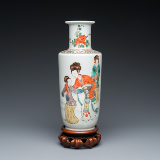 Vase de forme rouleau en porcelaine de Chine famille verte sur socle en bois en forme de lotus, probablement 19ème