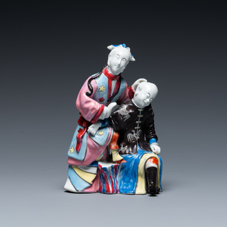 Groupe en porcelaine de Chine famille rose à décor d'un nettoyage d'oreilles, Qianlong