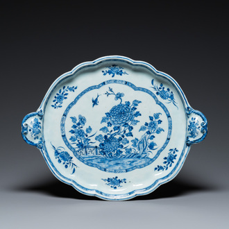 Grand plateau en porcelaine de Chine en bleu et blanc aux anses de forme rocaille, Qianlong