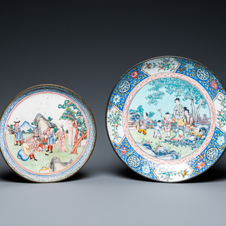 Twee Chinese Canton email borden met een Europese theescène en een tuinscène met dames en jongens, 18/19e eeuw