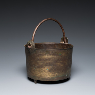 Een driepotige bronzen kookpot met hengsel, wellicht Frankrijk, 17e eeuw