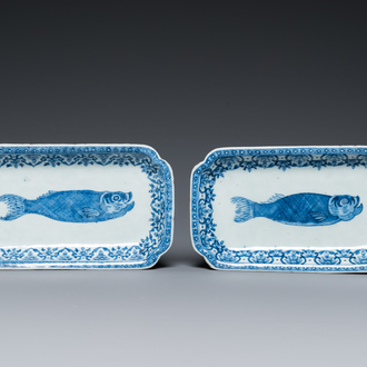 Paire de coupes de forme rectangulaire en porcelaine de Chine en bleu et blanc à décor d'harengs, Qianlong