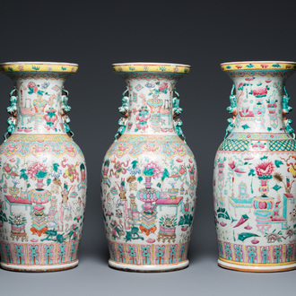 Trois vases en porcelaine de Chine famille rose à décor d'antiquités, 19ème