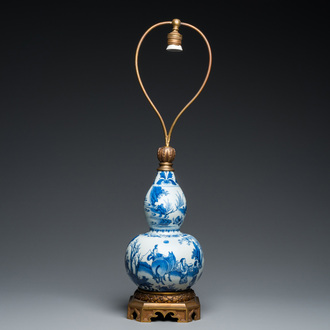 Vase de forme double gourde en porcelaine de Chine en bleu et blanc monté comme lampe, époque Transition