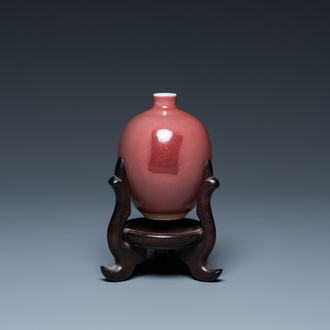 Petit vase en porcelaine de Chine en rouge de cuivre monochrome, marque de Xuande, 19ème