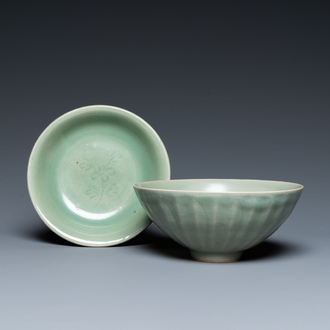 Un bol en forme de lotus et un plat en porcelaine de Chine céladon de Longquan, Song ou postérieur