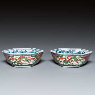 Paire de bols de forme hexagonale à décor de dragons en porcelaine de Japon pour le marché chinois, marque de Xuande, Edo, 17ème