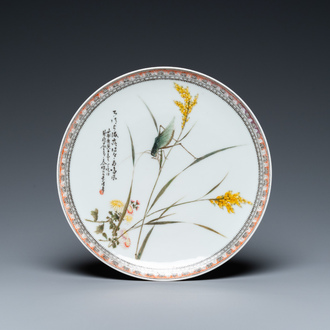 Assiette en porcelaine de Chine famille rose à décor d'un criquet dans le style de Li Mingliang 李明亮, marque de Jiangxi Wen Sheng 江西文盛出品, datée 1950