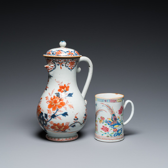 Une grande verseuse couverte en porcelaine de Chine de style Imari et une chope en famille rose, Qianlong