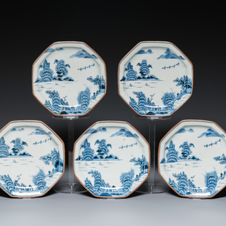 Cinq assiettes de forme octogonale pour la cérémonie de thé en porcelaine Arita de Japon en bleu et blanc, Edo, 18ème