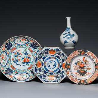 Trois plats et un vase en porcelaine de Japon, Edo, 17/19ème