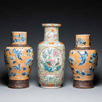 Un vase de forme rouleau en porcelaine de Chine famille rose de Canton et une paire de vases dite 'de Nankin', 19ème