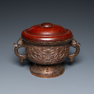 Een Chinese bronzen archaïsche wierookbrander met later houten deksel, Ming