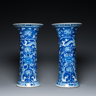 Paire de vases en porcelaine de Chine en bleu et blanc à décor de dragons, 19ème