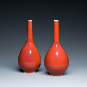 Paire de vases de forme bouteille en porcelaine de Chine en rouge de cuivre monochrome, 19ème