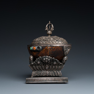 Een Tibetaanse rituele met zilver, turkoois en koraal gemonteerde 'kapala' of schedel-kom, 19e eeuw