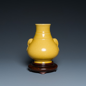 Vase de forme 'hu' en porcelaine de Chine à émail en jaune monochrome sur socle en bois, marque de Qianlong, 19/20ème