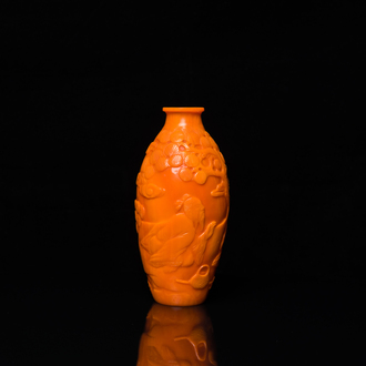 Vase en verre de Pékin en orange à décor de lettrés, Chine, Yongzheng/Qianlong