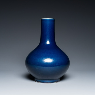 Vase de forme bouteille en porcelaine de Chine en bleu monochrome, 18/19ème