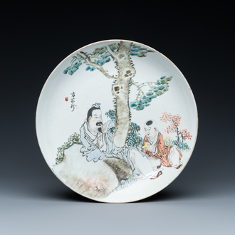 A Chinese qianjiang cai plate, signed Fang Jiazhen 方家珍, Tongzhi mark, 19/20th C.