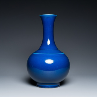 Vase de forme bouteille en porcelaine de Chine en bleu monochrome, marque et peut-être époque de Guangxu