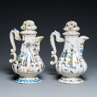 Deux cafetières couvertes en faïence polychrome italienne, Pesaro, 18ème